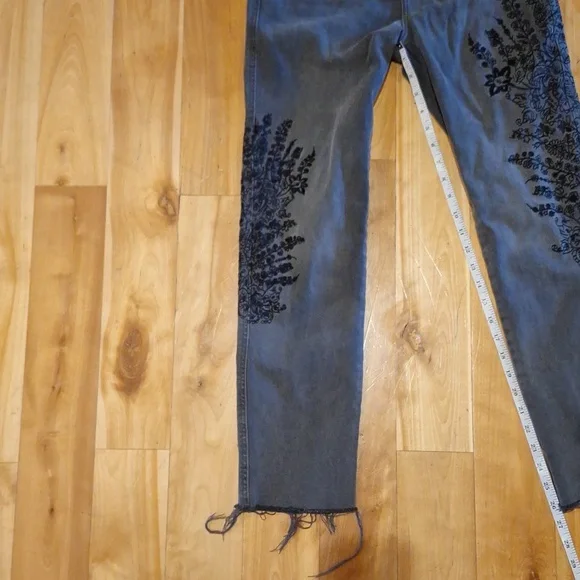 Free People cut-off Floral embroidered gray jeans Womens Size 26 Boho Stretchy - Picture 12 of 15